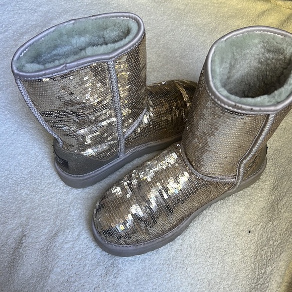 UGG Classic Short Sequin Boot - Picture 16 of 16